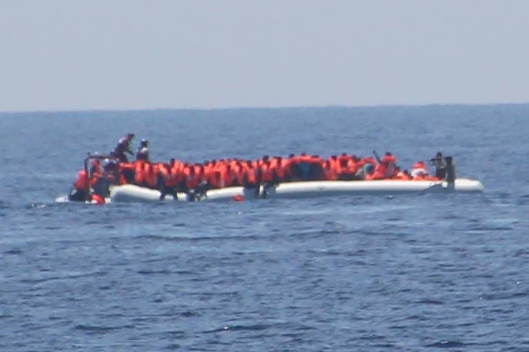 Gli spari della guardia costiera libica sulle barche dei profughi