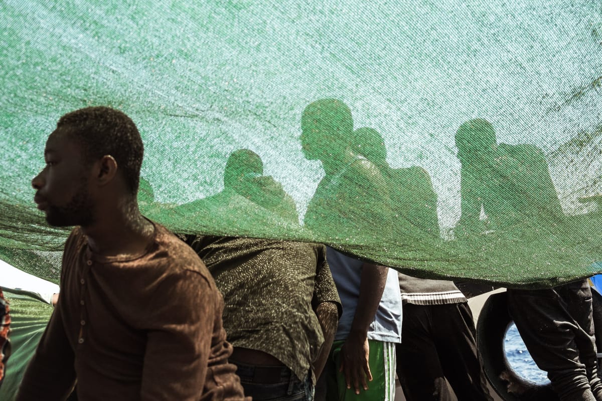 In Between  Marco Panzetti ha fotografato le operazioni di soccorso nel Mediterraneo