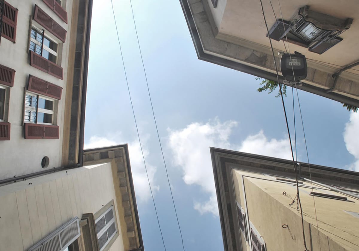 I tetti che incorniciano il cielo sbiadito di Milano