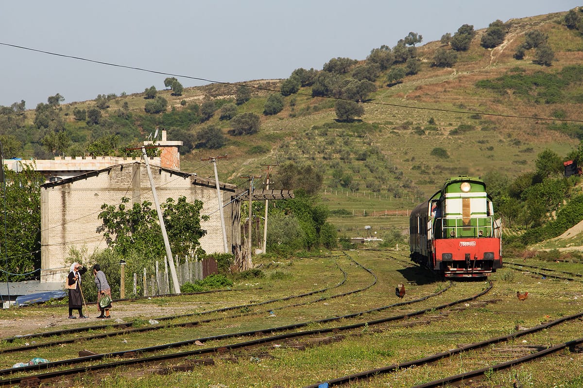 7 viaggi in treno per raccontare i Balcani