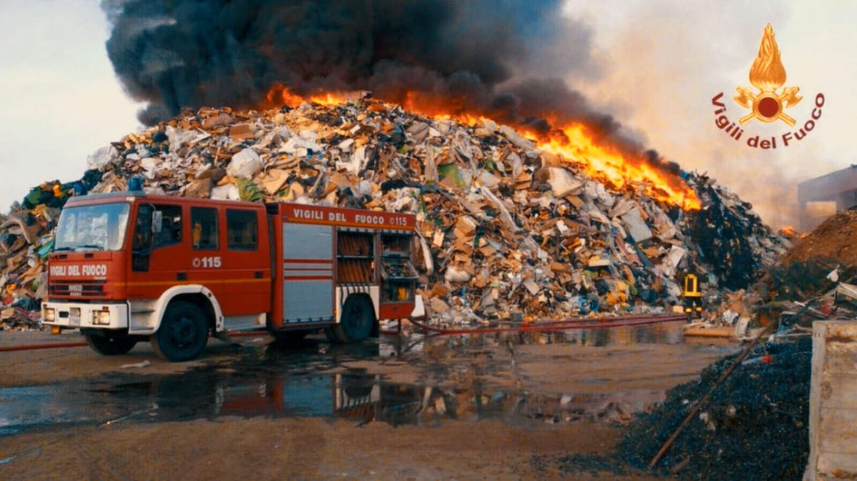 Cosa c’è dietro agli incendi negli impianti di smaltimento rifiuti