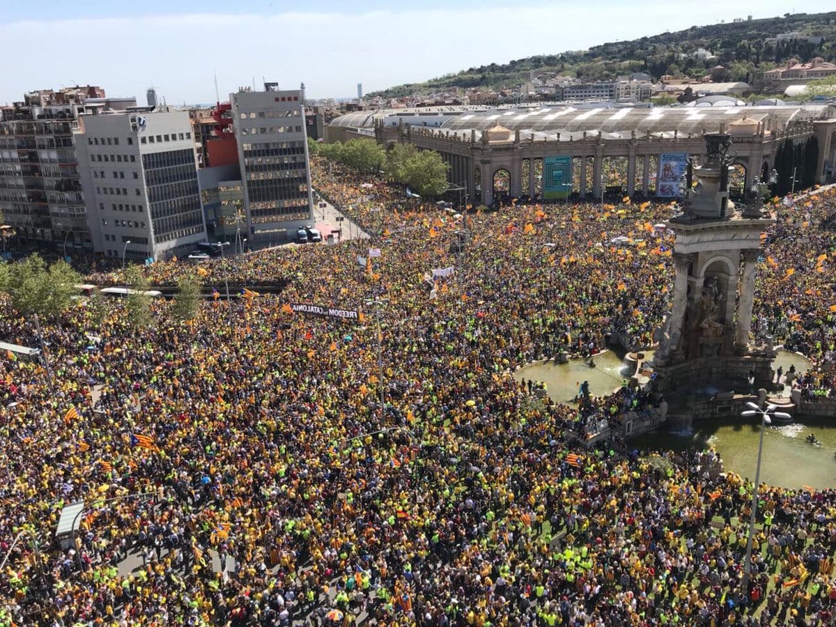 La situazione in Catalogna: 300 mila in piazza, 30 anni in carcere