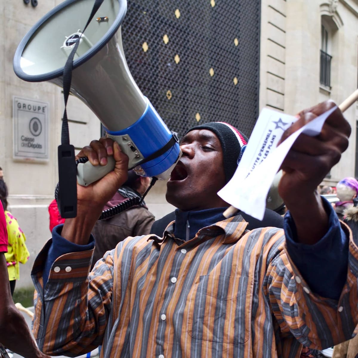 Migranti: associazioni in piazza a Parigi contro la nuova legge di Macron sull’asilo politico