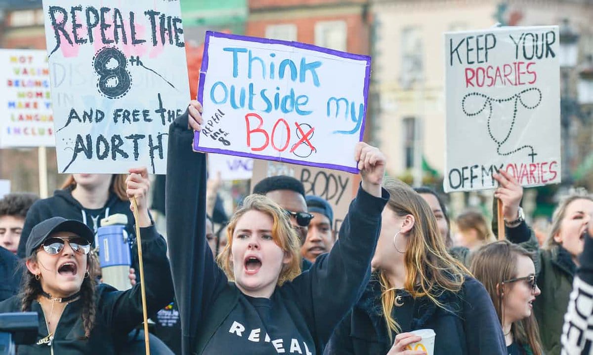 Perché in Italia le donne non sono ancora libere di abortire