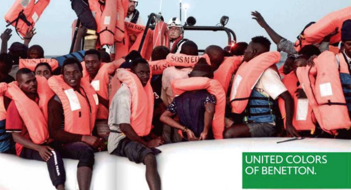 I migranti di Benetton, dove finisce l’etica e inizia il commercio nella fotografia