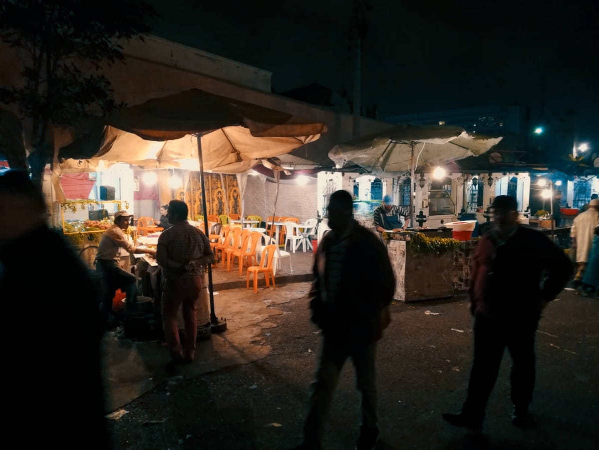 “Nascondi la macchina fotografica sotto la giacca”