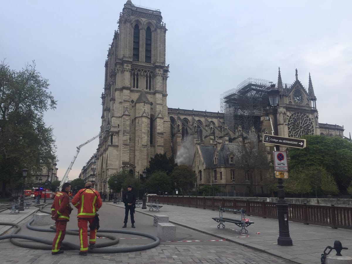 Notre-Dame è ancora in piedi