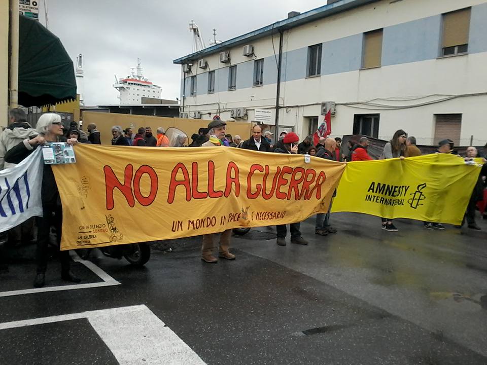 “Porti chiusi alle armi, porti aperti ai migranti”