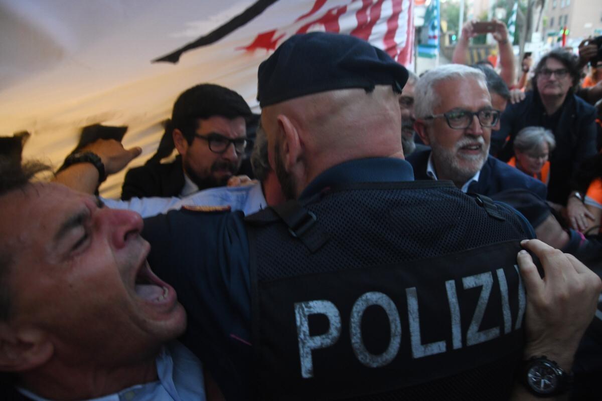 La polizia ha caricato un presidio di lavoratori, e non è certo la prima volta