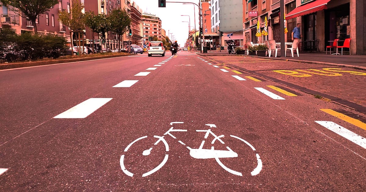 L’assurda guerra della destra contro le piste ciclabili a Milano