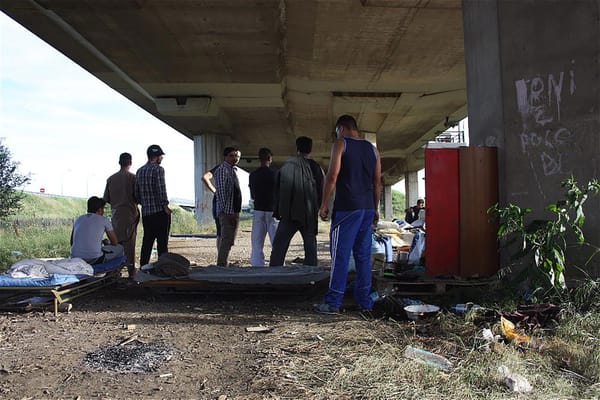 I profughi afghani costretti sotto un ponte della tangenziale Est