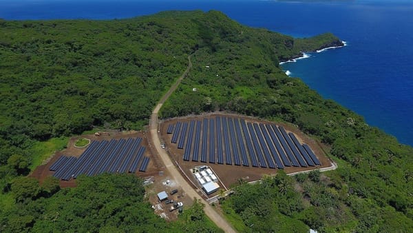 Tesla festeggia la fusione con Solar City su un’isola del Pacifico