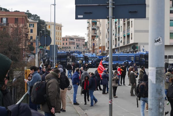 Scontri in piazza a Genova contro le ultradestre