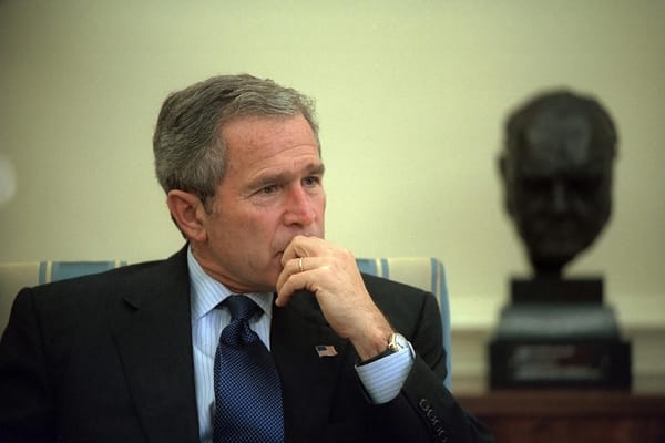 14 anni e qualche meme dopo la guerra in Iraq, Bush è ancora un criminale