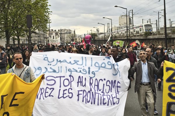 A Parigi i gruppi antifascisti scendono in piazza contro Marine Le Pen