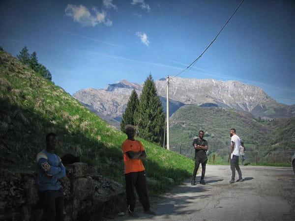 L’esilio di 104 richiedenti asilo nelle montagne del lecchese