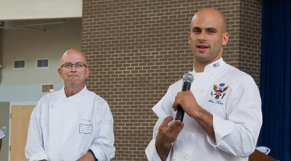 Chi è Sam Kass, lo chef che oggi parlerà al fianco di Barack Obama