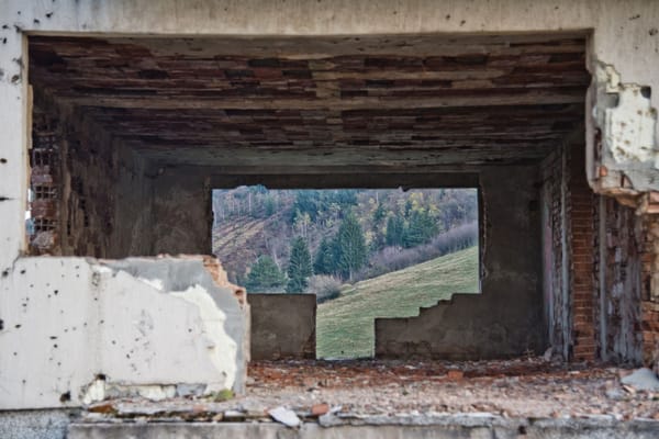 Pod zemljom: in viaggio nei Balcani lungo il sentiero delle mine