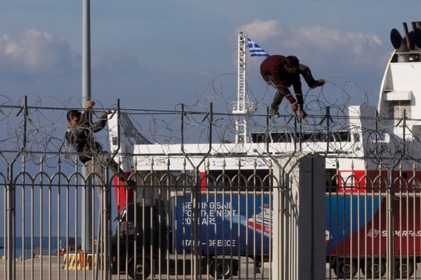 La caccia all’uomo tra migranti e polizia nel porto di Patrasso