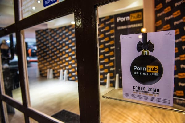 Dietro Pornhub e il suo negozio a Milano c’è un trust monopolista