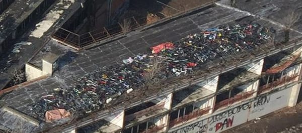 Centinaia di biciclette rubate sono state ritrovate sul tetto di un capannone industriale a Milano