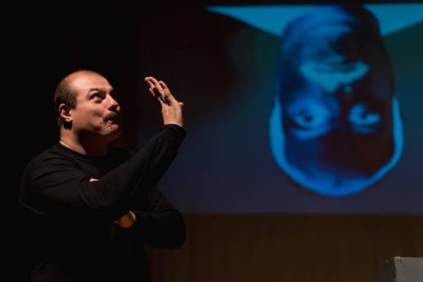 Out is me: raccontare l’autismo a teatro