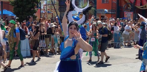 La parata delle sirene a Coney Island