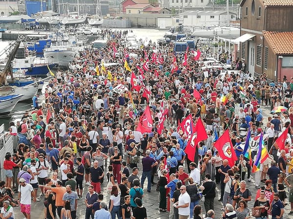 Diciotti, ultimo atto: i migranti scendono, Salvini è indagato