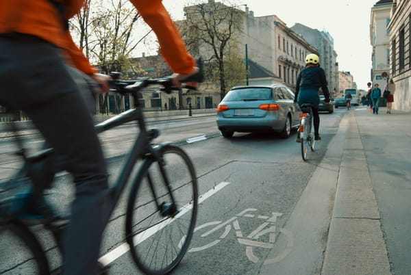 Il futuro del trasporto urbano è la bicicletta, ma fare nuove piste ciclabili non basta