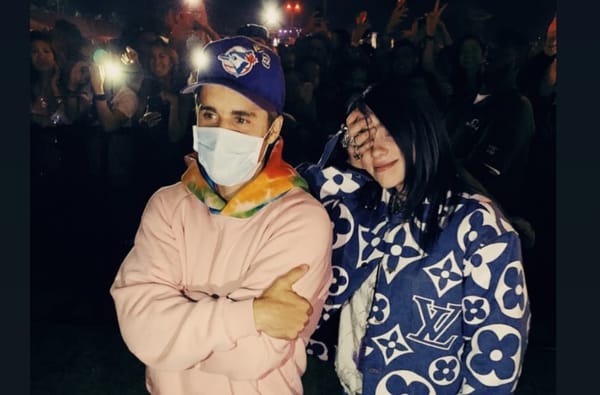 Guarda Justin Bieber e Billie Eilish abbracciarsi forte al Coachella 2019