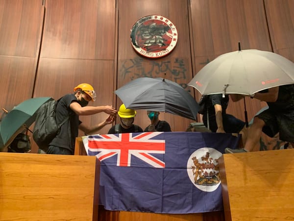 La bandiera coloniale è tornata a sventolare nel Parlamento di Hong Kong