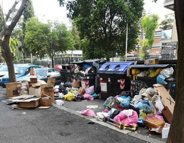 Perché la gestione dei rifiuti funziona a Milano e non a Roma