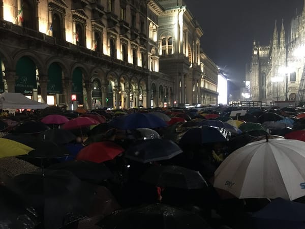 La piazza di Milano ha chiuso una settimana trionfale per le sardine