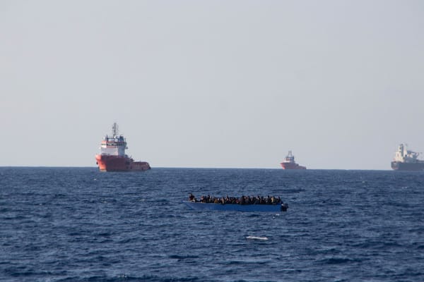 un’imbarcazione di migranti, sola in mezzo al mare. Foto di Sea–Eye