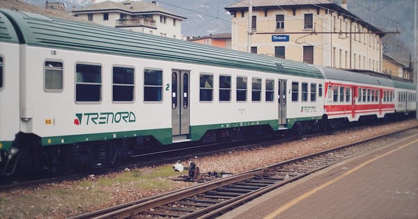 La guerra di Trenord contro il degrado, cioè contro i poveri