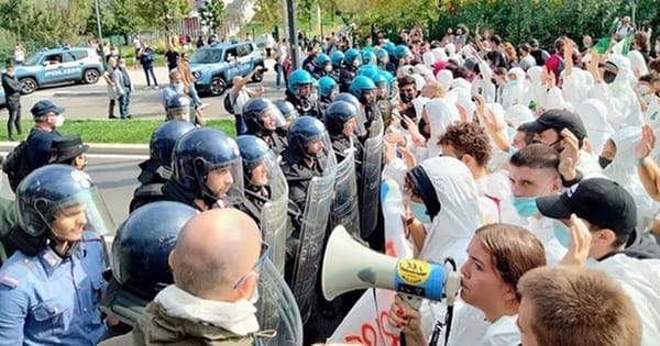 Bla bla bla nei palazzi, manganelli nelle strade