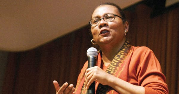 bell hooks spiega il legame tra femminismo e lotta di classe