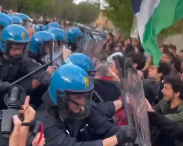 La violenza di polizia contro gli studenti della Sapienza