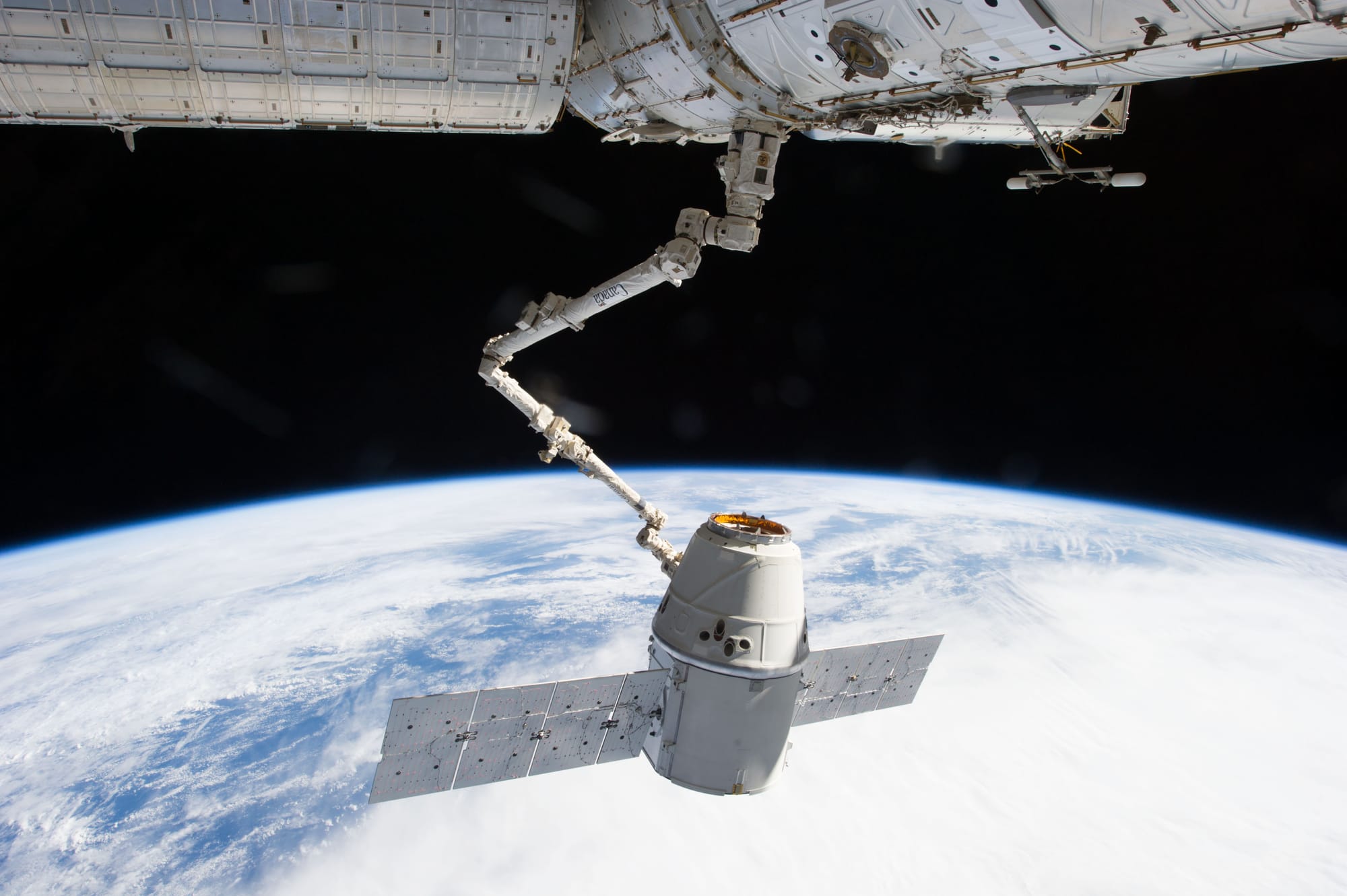 SpaceX_CRS-2_berthing_2