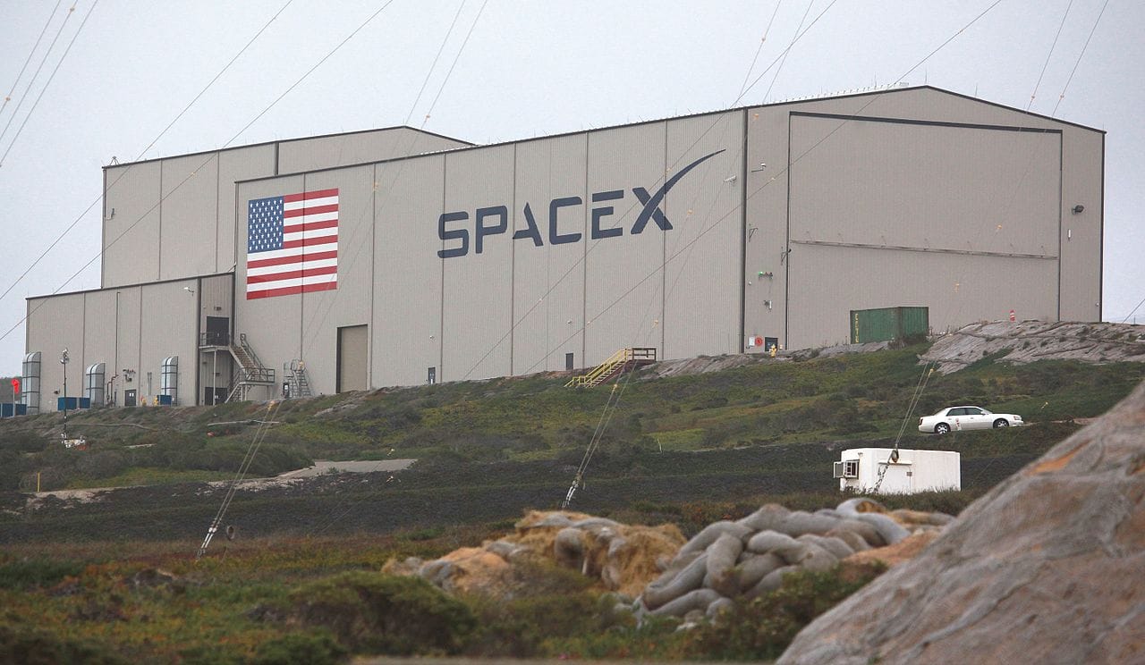 SpaceX_Hangar_at_Vandenberg_AFB_(24347835581)