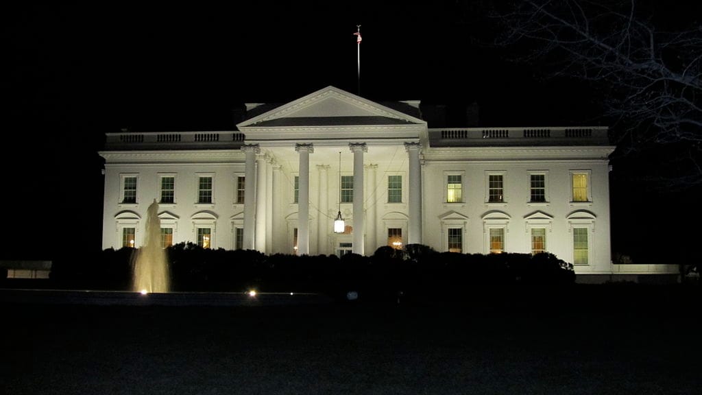 1024px-white_house_in_the_night