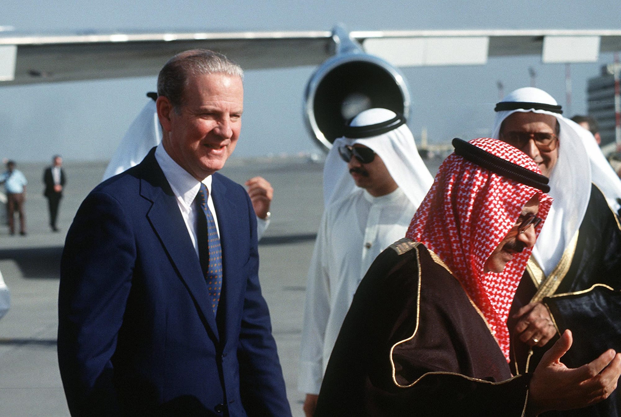 Dagli archivi, James Baker arriva al Kuwait International Airport (1991)