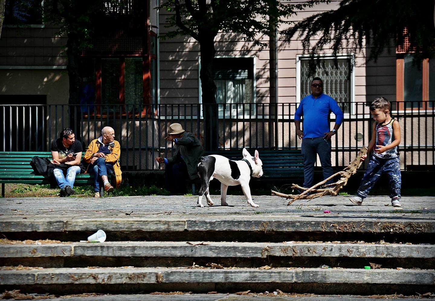 Largo Giambellino, piazza e parco dove ha sede la biblioteca di zona, l'associazione "Casetta verde" e il Mercato Comunale. Insieme a piazza Tirana, si può considerare come uno dei fulcri del quartiere.