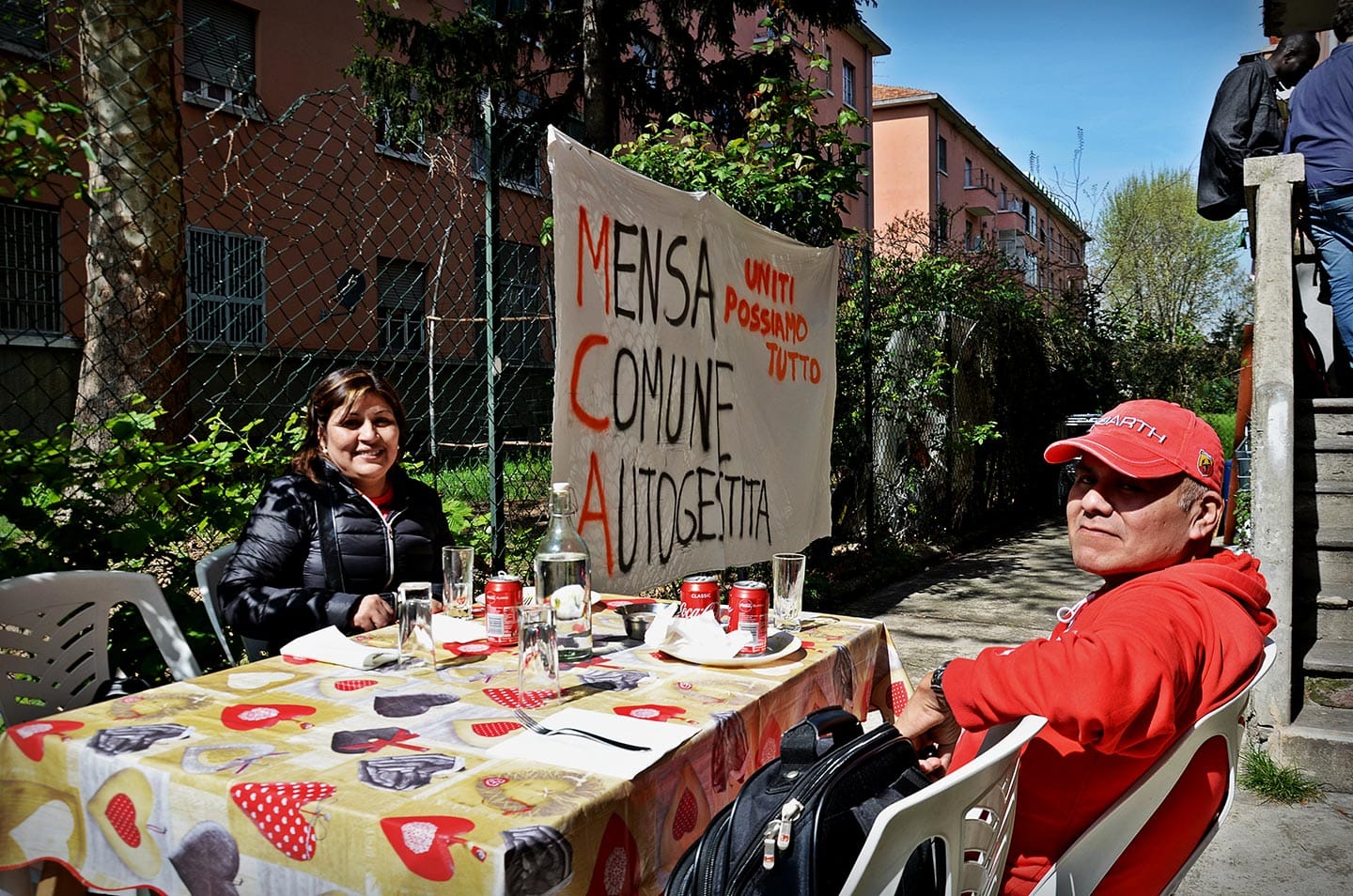 La mensa comune autogestita del Comitato Abitanti Giambellino-Lorenteggio, uno dei luoghi di aggregazione del quartiere, dove con pochi euro si può avere un piatto caldo.