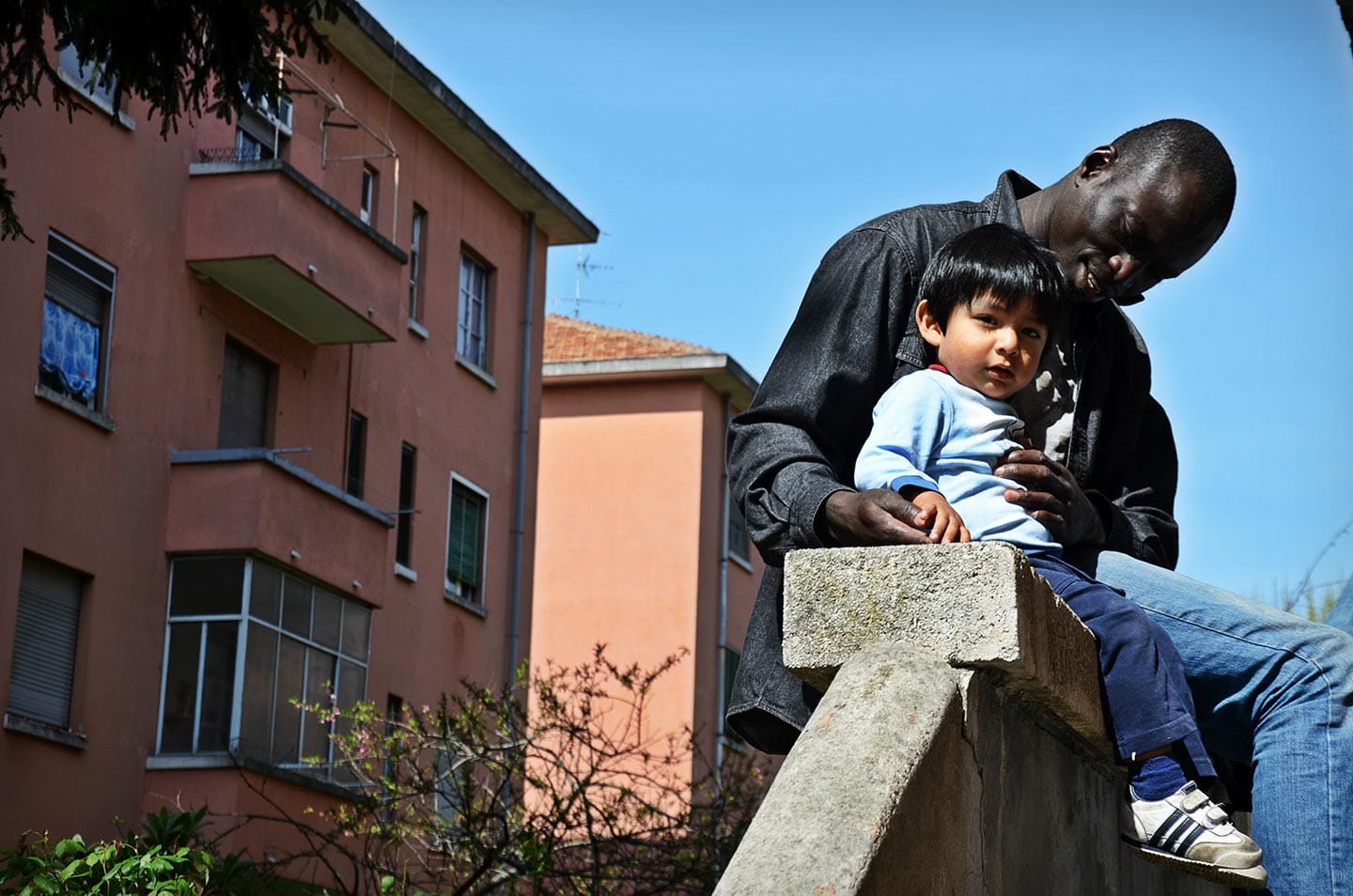 La convivenza multietnica al Giambellino passa anche attraverso momenti semplici di condivisione, come quello del pasto alla Mensa comune autogestita dai ragazzi del Comitato Abitanti del quartiere.