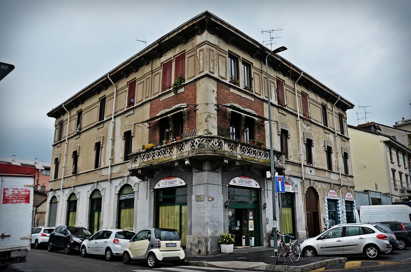 Ciò che rimane della “Trattoria Bersagliera” di piazza Tirana, punto di ritrovo, insieme alla biblioteca di via Odazio, dei Brigatisti milanesi negli anni Settanta.