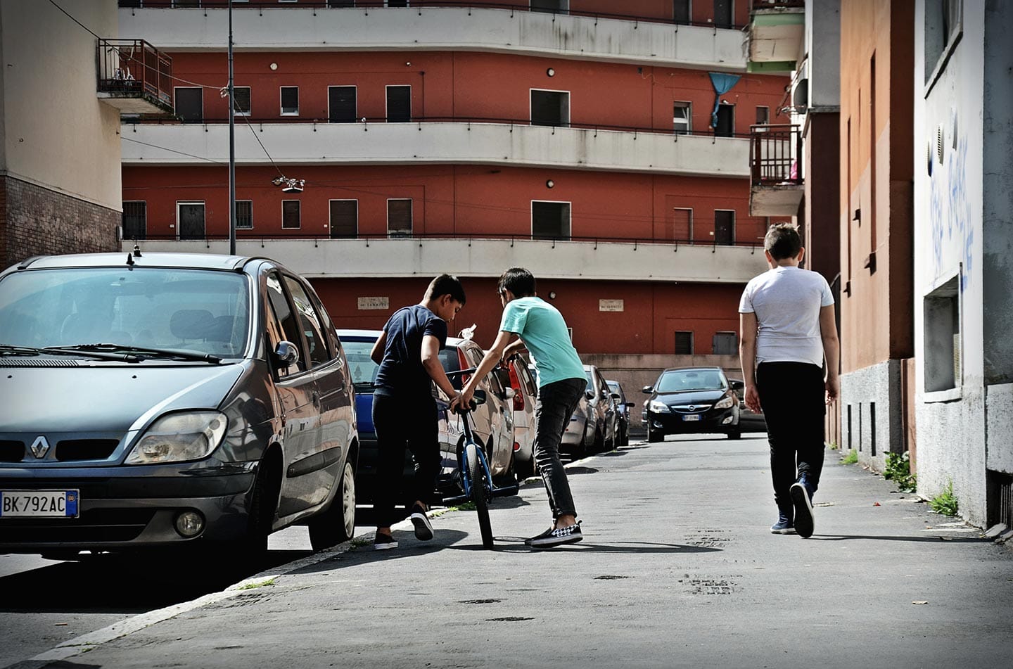 Bambini giocano in via Degli Apuli, una delle strade che attraversano il quartiere popolare. In via Degli Apuli abitava il noto criminale italiano Renato Vallanzasca, anche lui cresciuto nel Giambellino-Lorenteggio.