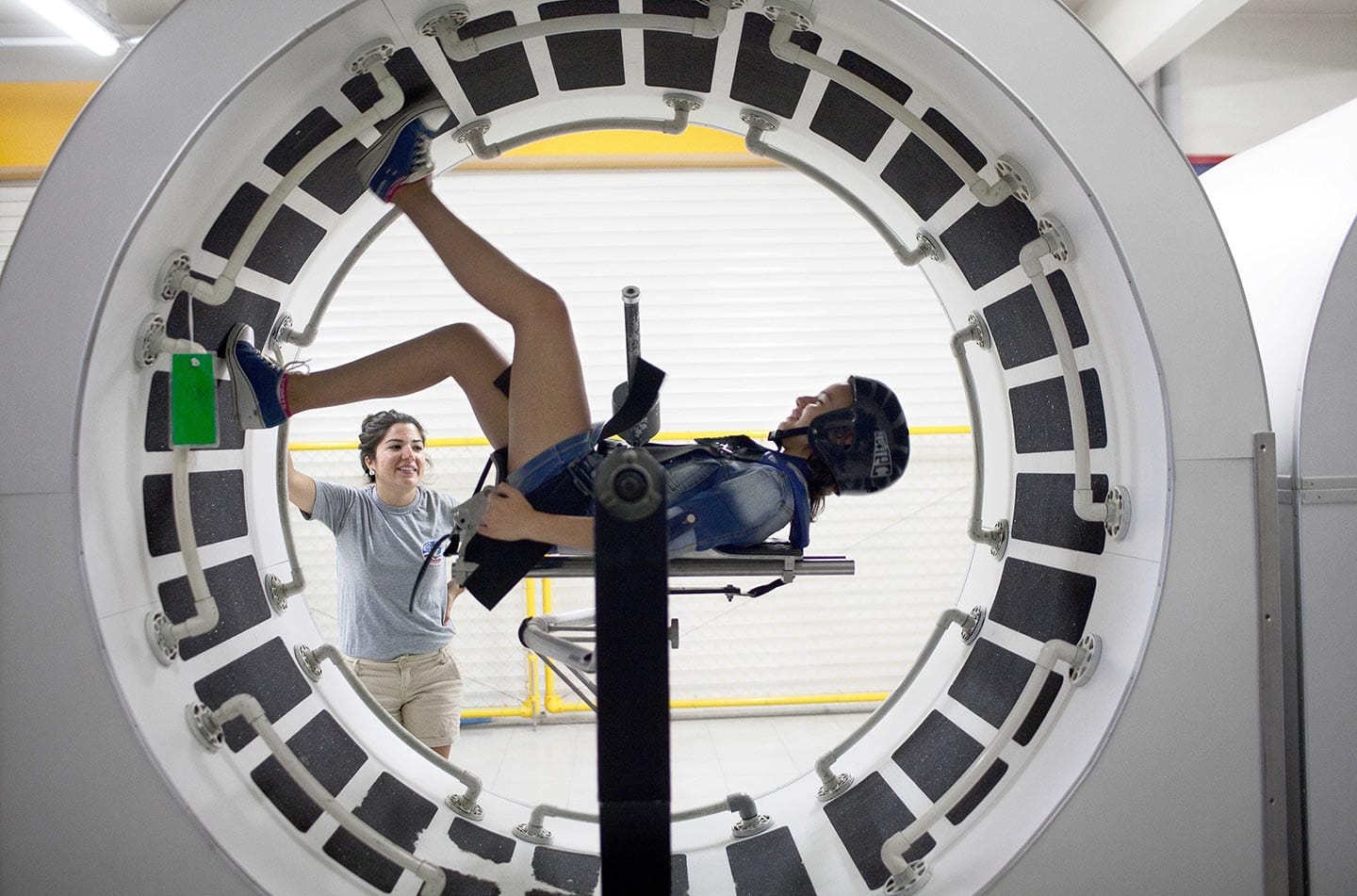 Mihaela, 13 anni, usa la “Space Station Mobility Trainer” (sulla quale gli astronauti si esercitano prima di passare un lungo periodo di tempo nella Stazione Spaziale) durante la settimana dell’International Summer Program presso il Campo Spaziale a Izmir.