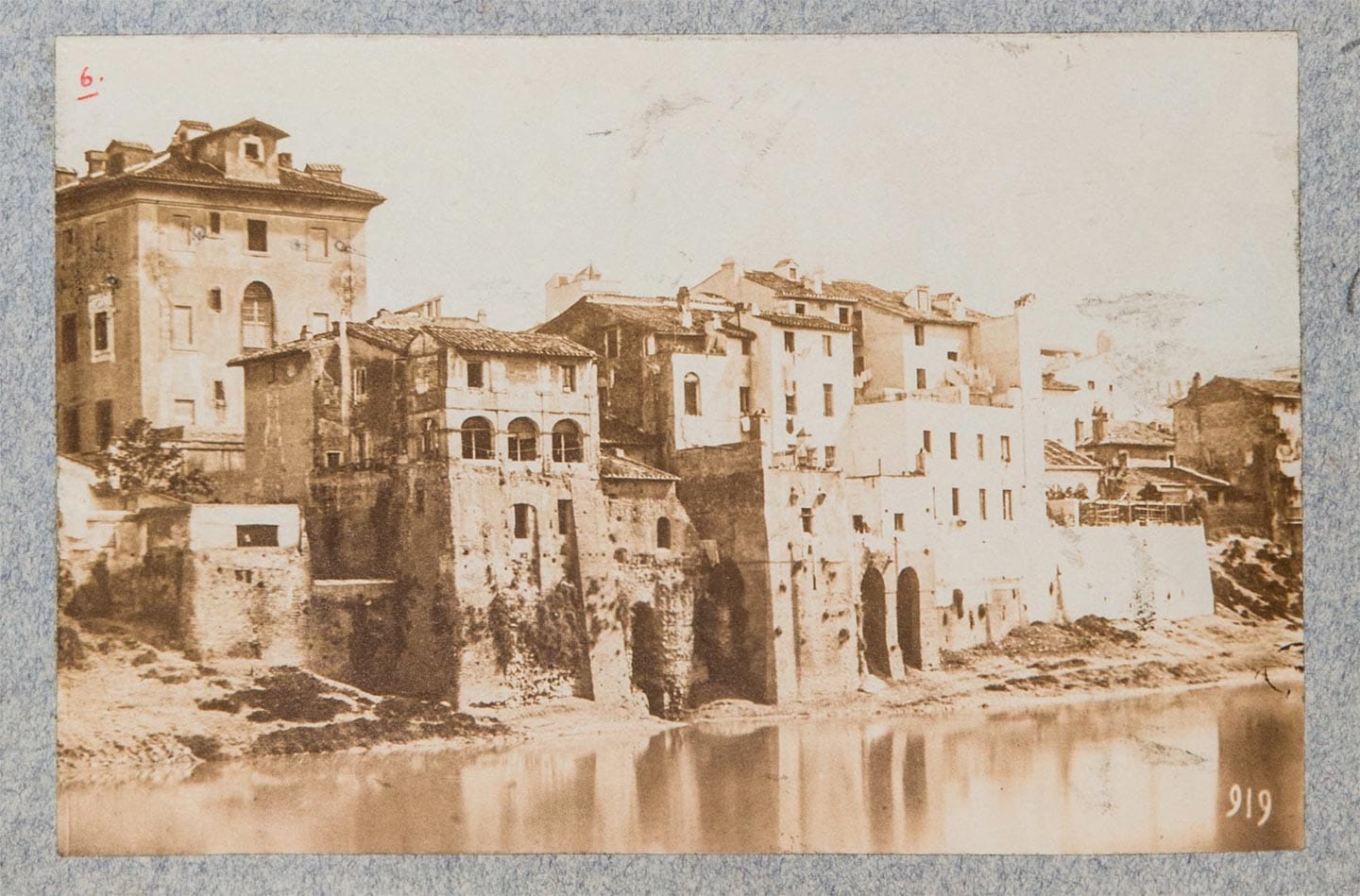 Tevere, abitazioni sull'argine del fiume prima della costruzione del lungotevere, 1880