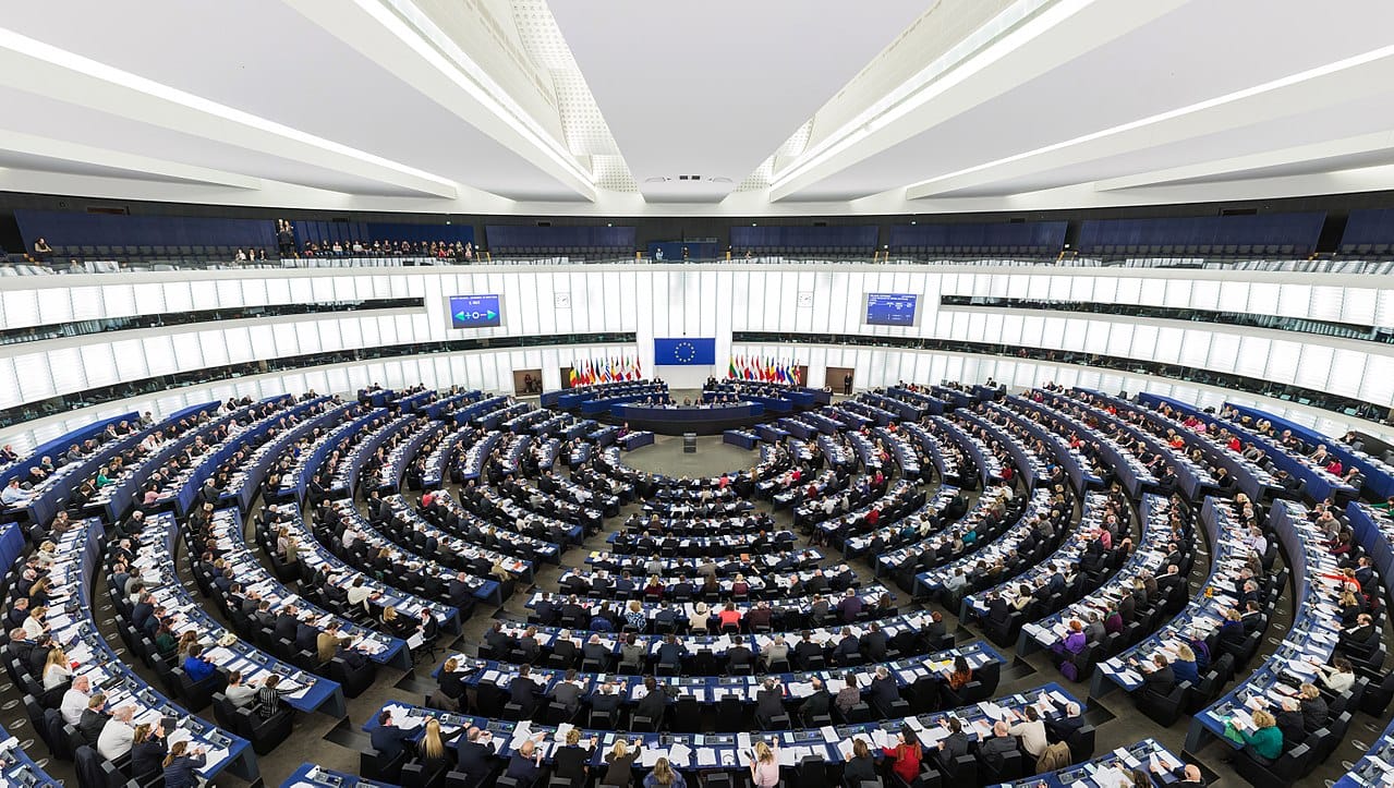 1280px-european_parliament_strasbourg_hemicycle_-_diliff